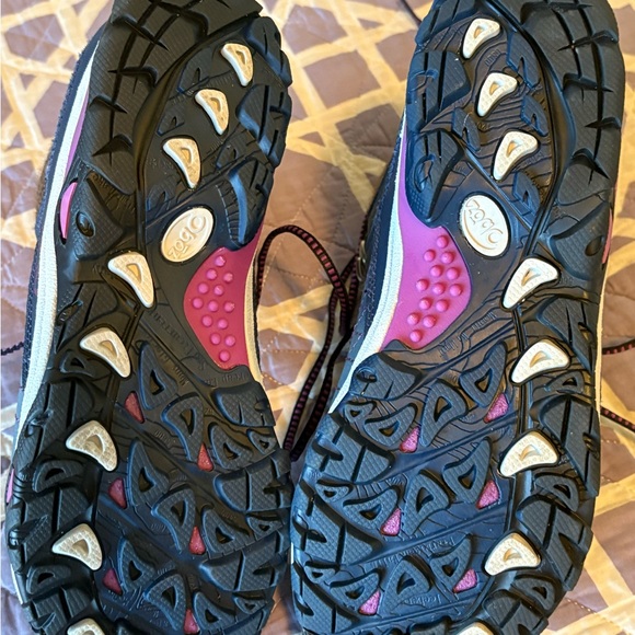 Sporty Blue and Brown Athletic Shoes with Mesh Design - Picture 4 of 8